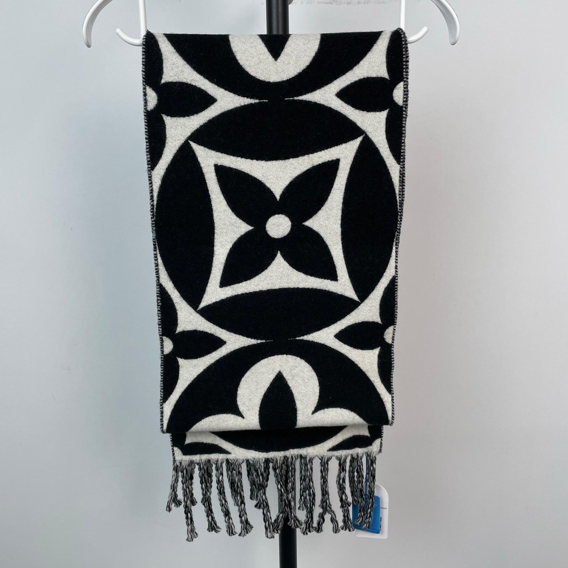 Louis Vuitton Louis Vuitton Black Scarf 30 Men Size ONE SIZE - 2 Thumbnail