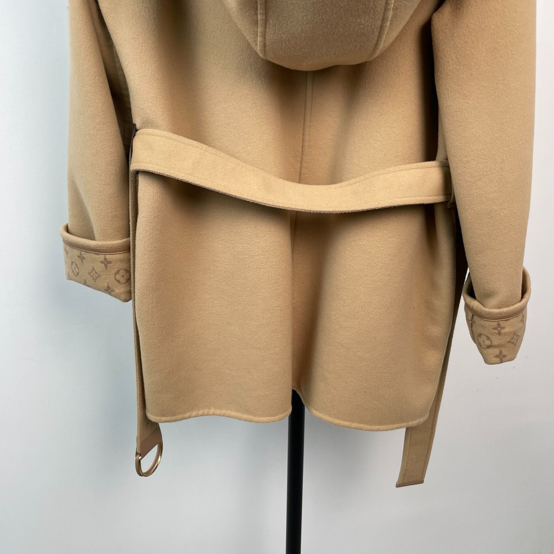 Louis Vuitton Louis Vuitton Beige Heavy Coat 44 Men Size US L / EU 52-54 / 3 - 6 Thumbnail