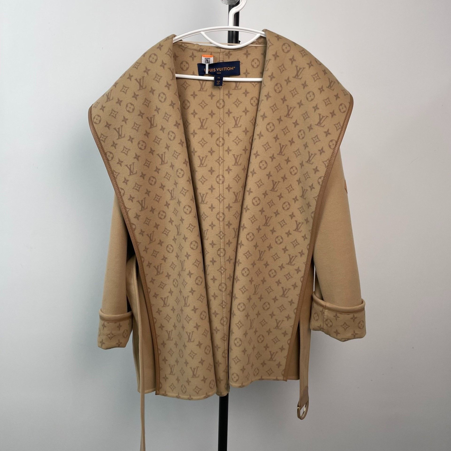 Louis Vuitton Louis Vuitton Beige Heavy Coat 44 Men Size US L / EU 52-54 / 3 - 9 Thumbnail