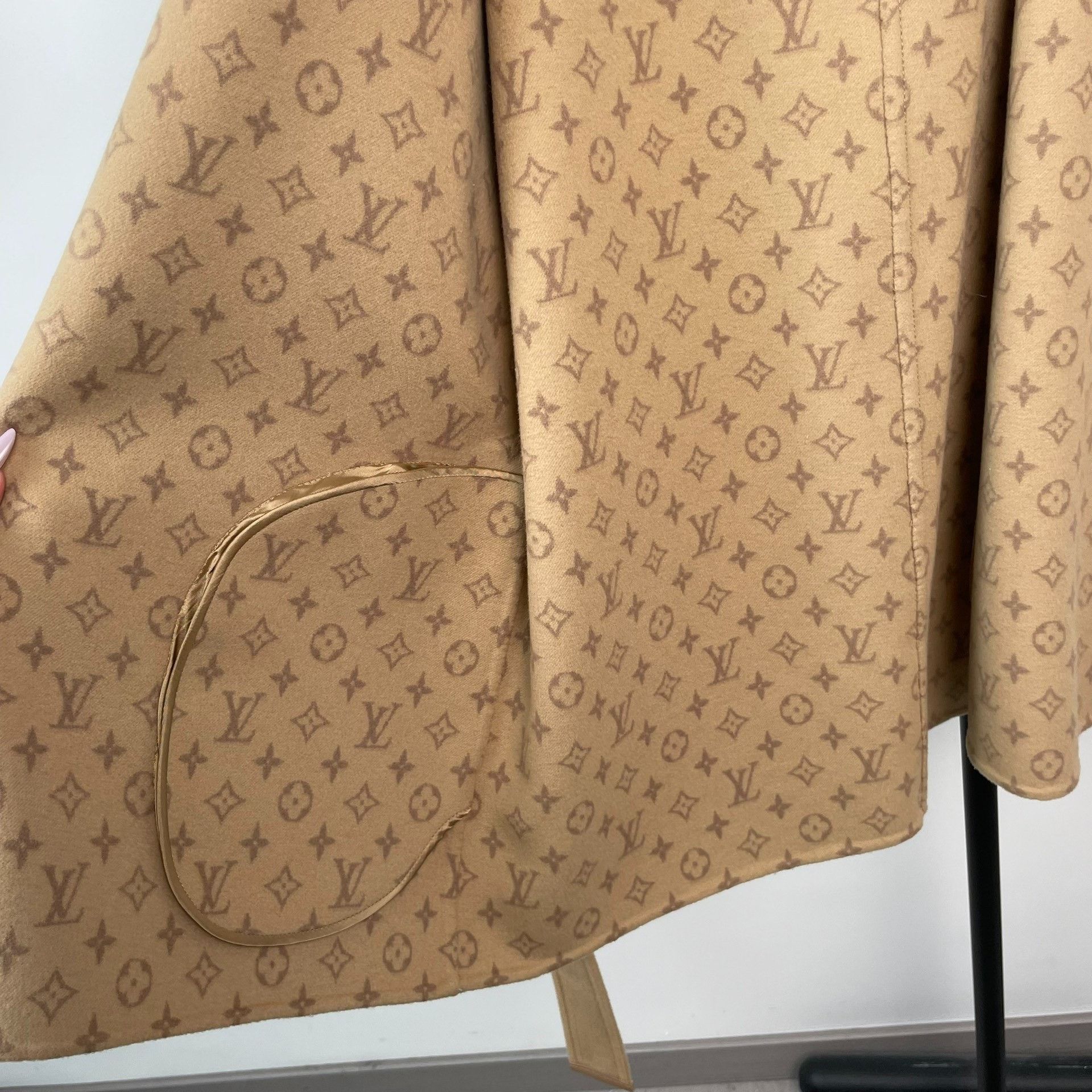 Louis Vuitton Louis Vuitton Beige Heavy Coat 44 Men Size US L / EU 52-54 / 3 - 4 Thumbnail
