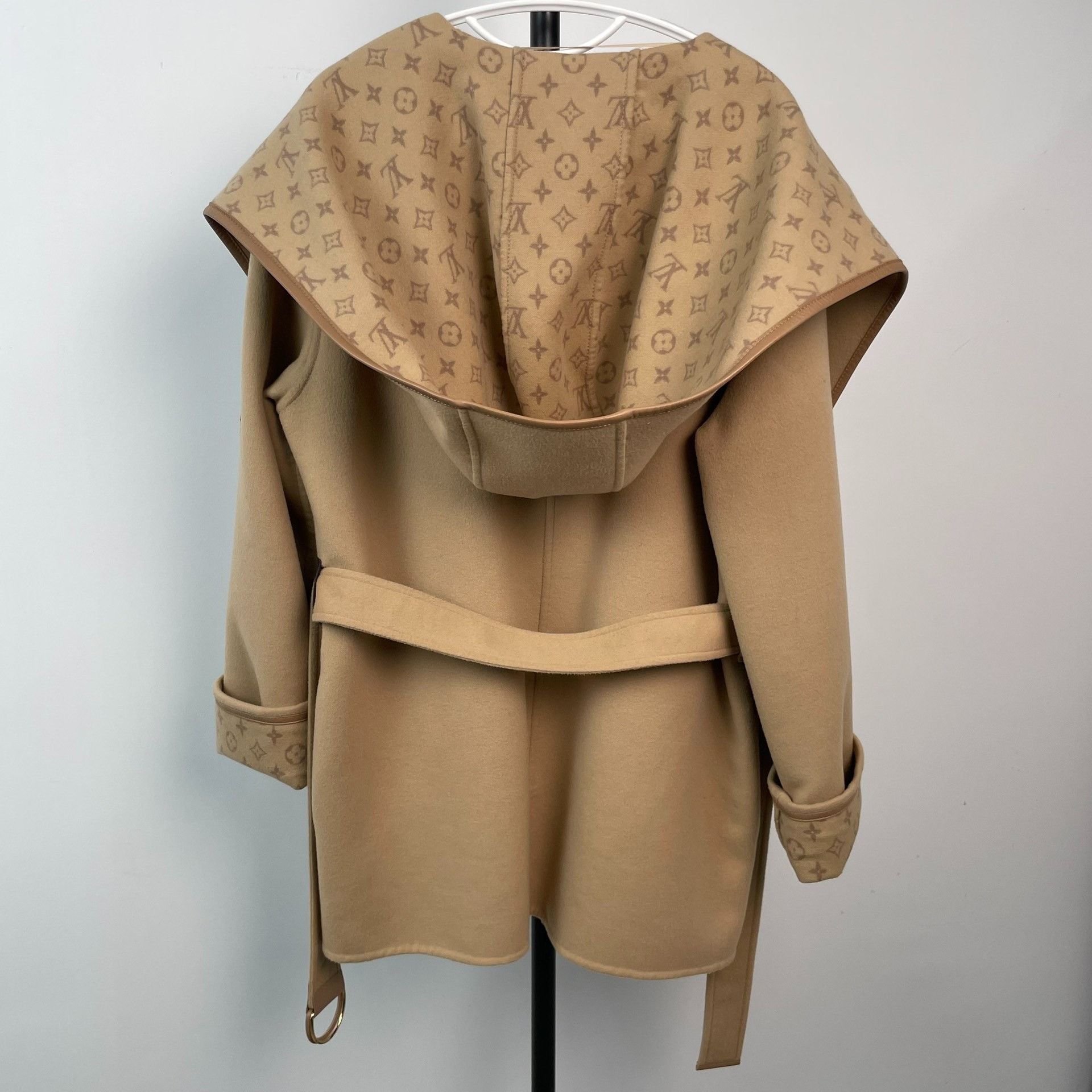 Louis Vuitton Louis Vuitton Beige Heavy Coat 44 Men Size US L / EU 52-54 / 3 - 2 Thumbnail