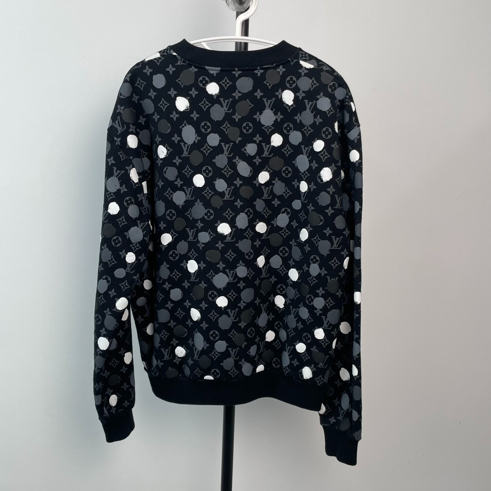 Louis Vuitton Louis Vuitton Black Hoodie M Men Size US M / EU 48-50 / 2 - 3 Thumbnail
