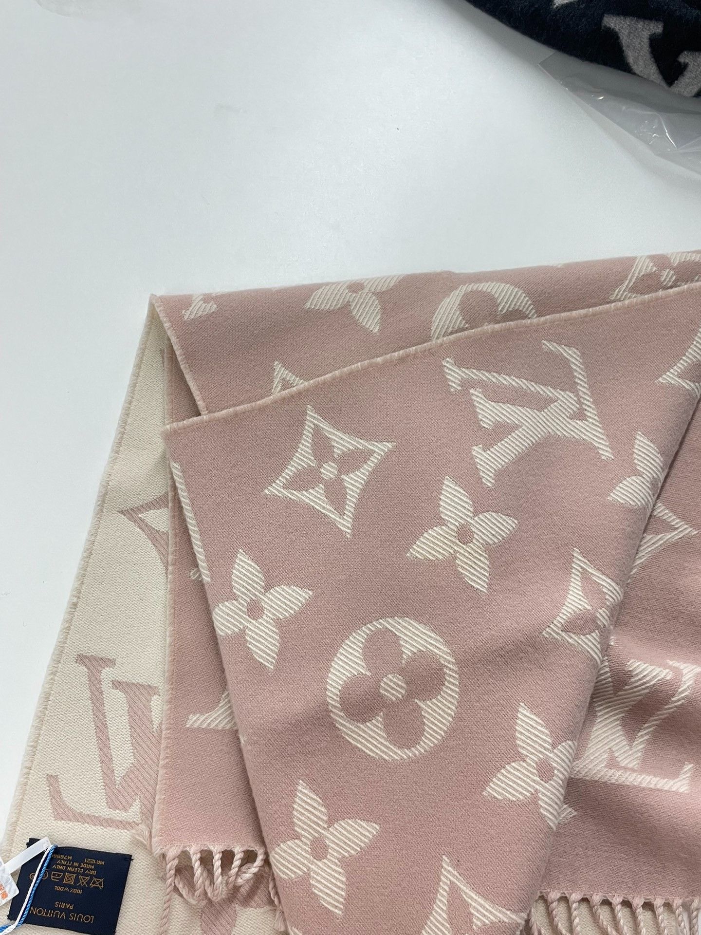 Louis Vuitton Louis Vuitton White Scarf L Men Size ONE SIZE - 2 Thumbnail