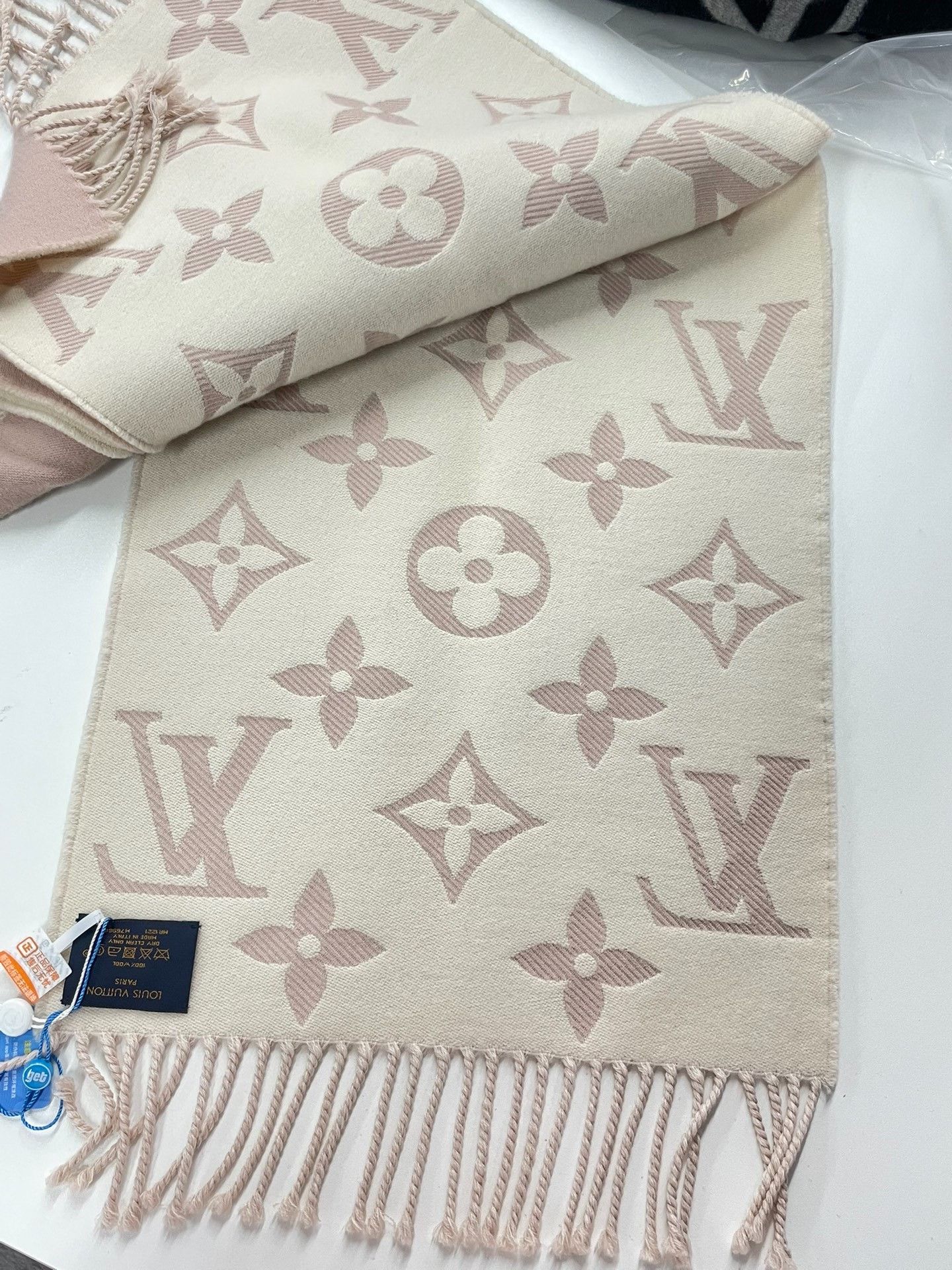 Louis Vuitton Louis Vuitton White Scarf L Men Size ONE SIZE - 4 Thumbnail