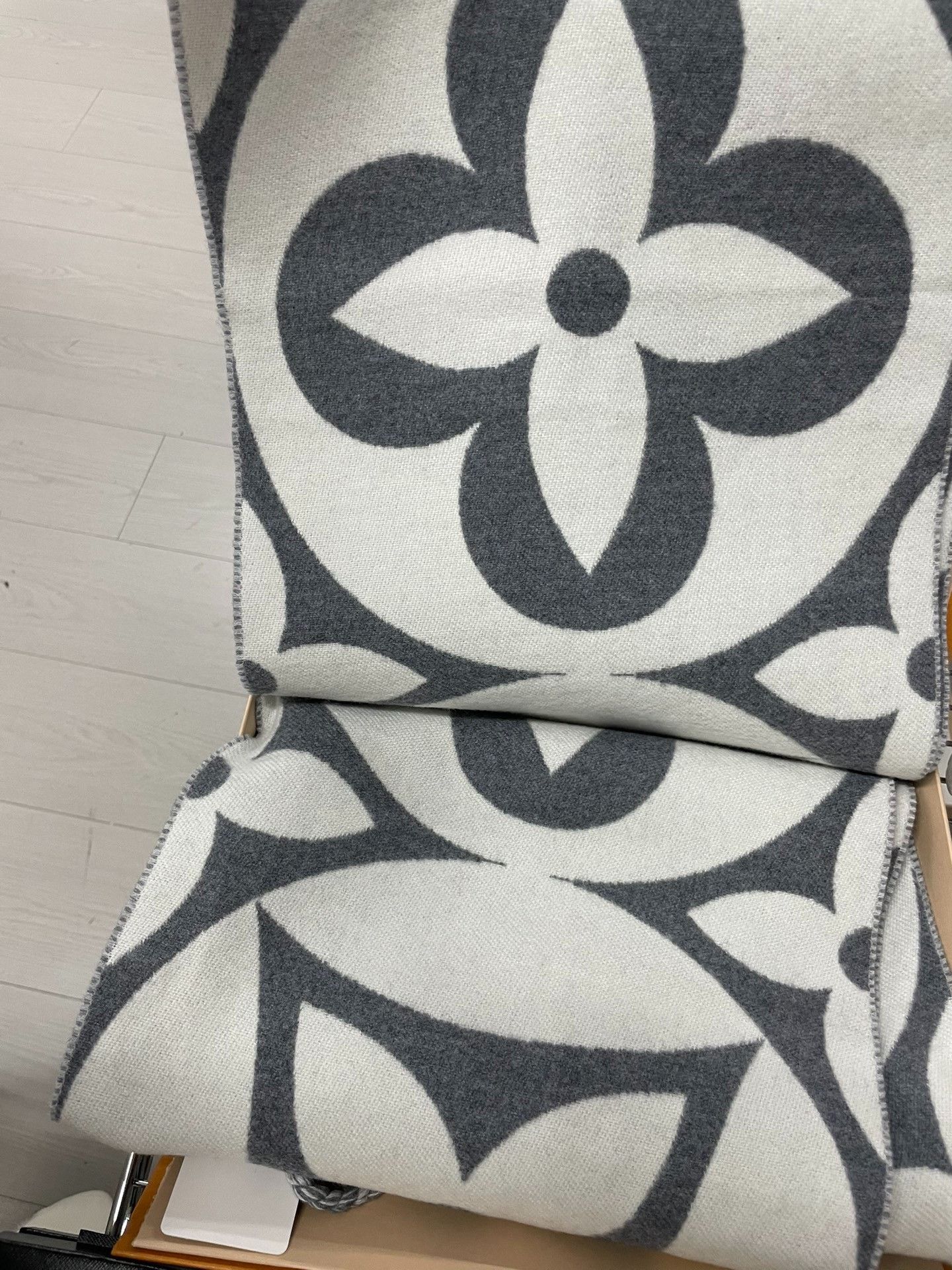 Louis Vuitton Louis Vuitton White Scarf 30 Men Size ONE SIZE - 2 Thumbnail
