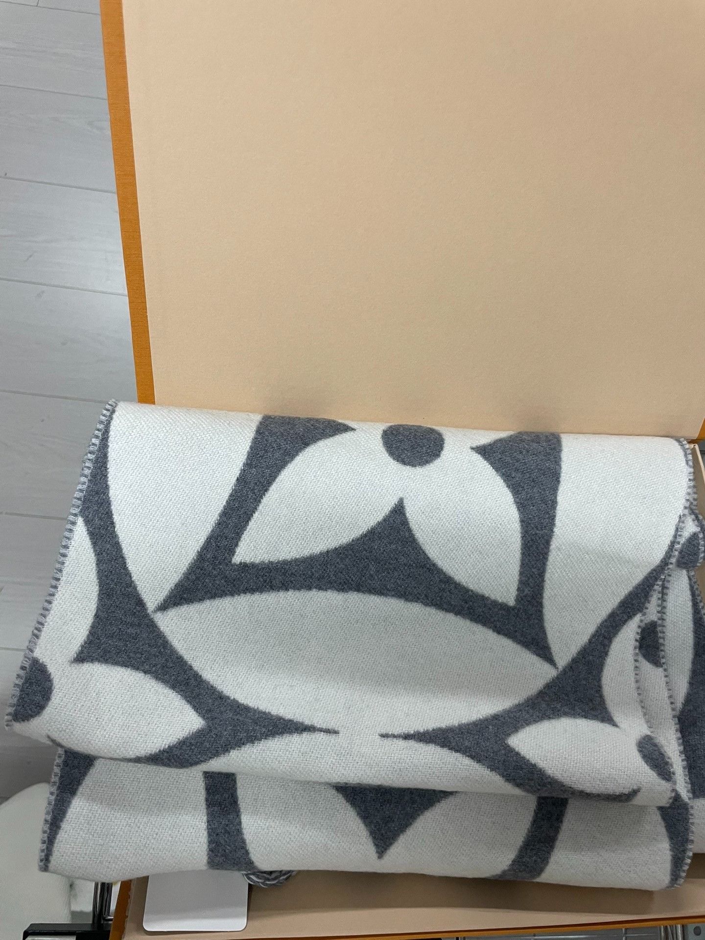 Louis Vuitton Louis Vuitton White Scarf 30 Men Size ONE SIZE - 3 Thumbnail