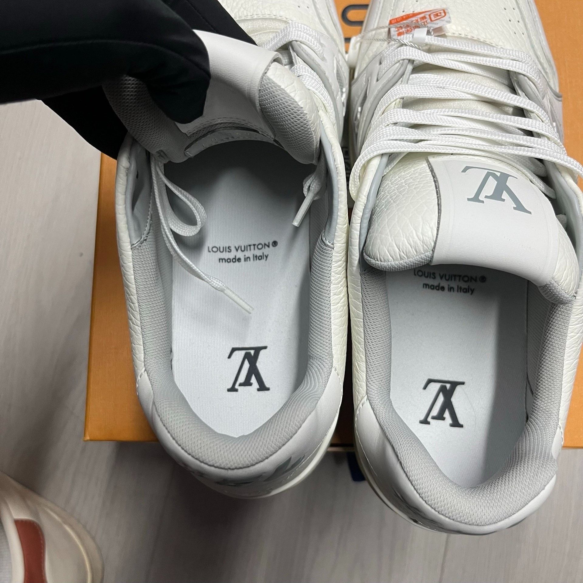 Louis Vuitton Louis Vuitton White Lowtop Sneakers M Men Size US 10 / EU 43 - 6 Thumbnail