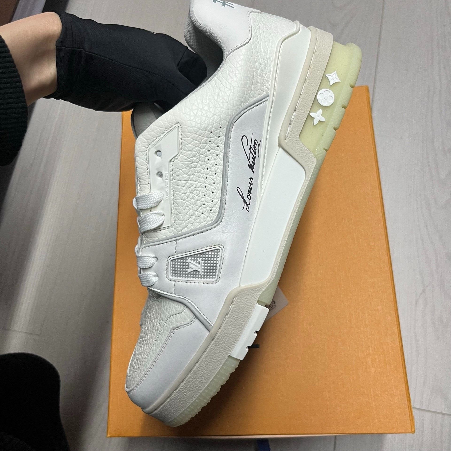 Louis Vuitton Louis Vuitton White Lowtop Sneakers M Men Size US 10 / EU 43 - 3 Thumbnail