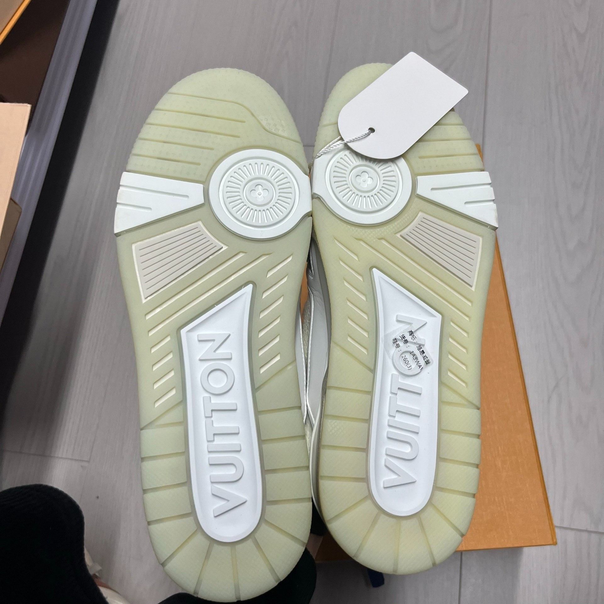 Louis Vuitton Louis Vuitton White Lowtop Sneakers M Men Size US 10 / EU 43 - 5 Thumbnail