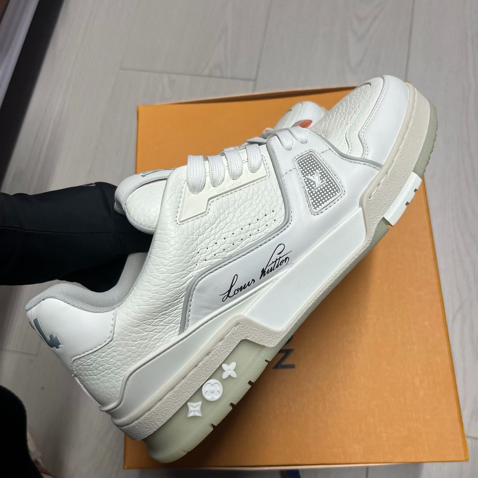 Louis Vuitton Louis Vuitton White Lowtop Sneakers M Men Size US 10 / EU 43 - 2 Thumbnail