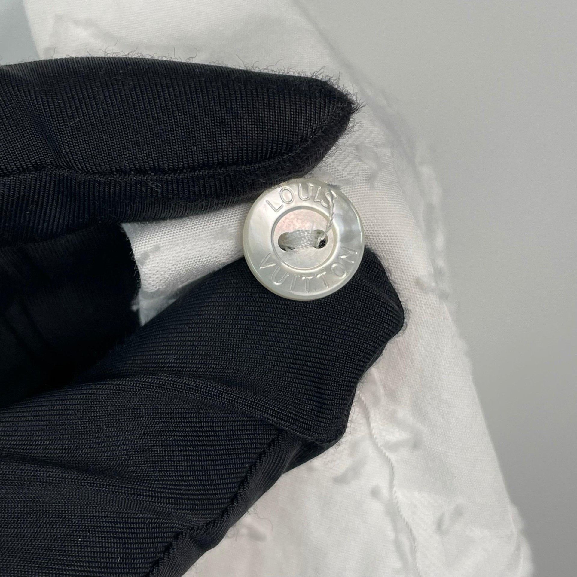 Louis Vuitton Louis Vuitton White Button Up 34 Women Size XS / US 0-2 / IT 36-38 - 6 Thumbnail