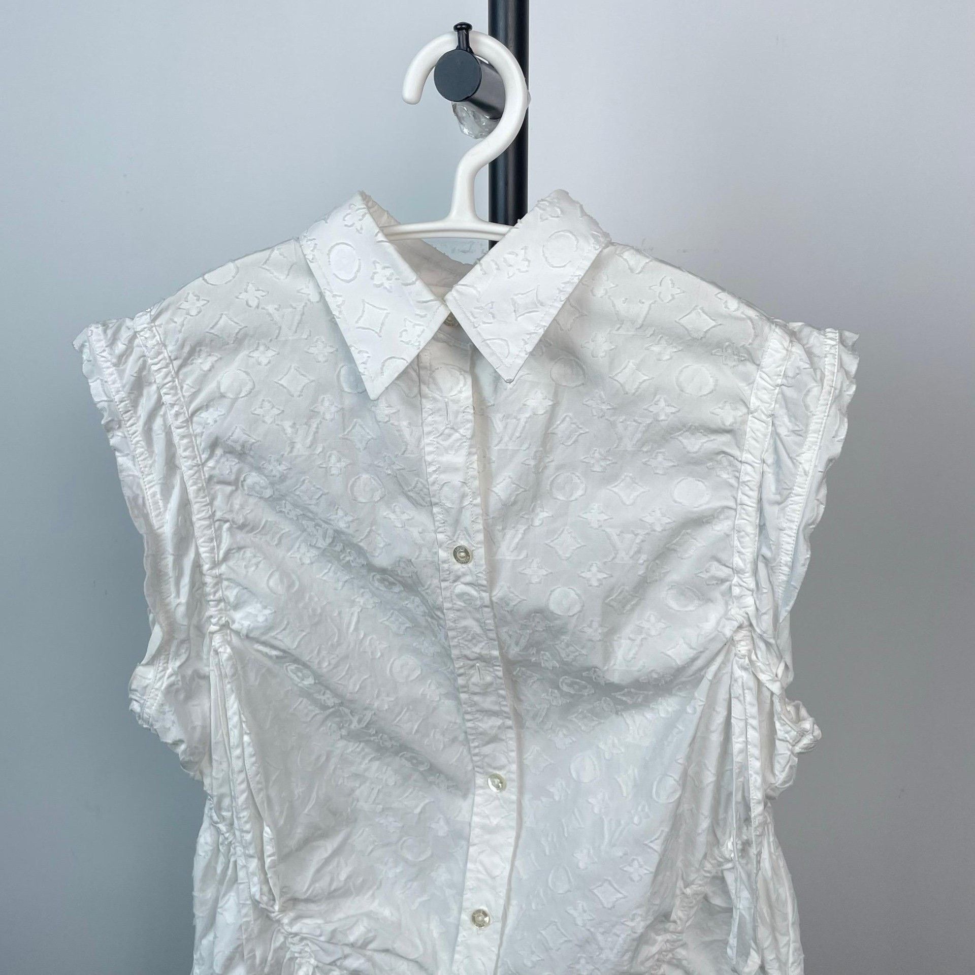 Louis Vuitton Louis Vuitton White Button Up 34 Women Size XS / US 0-2 / IT 36-38 - 2 Thumbnail