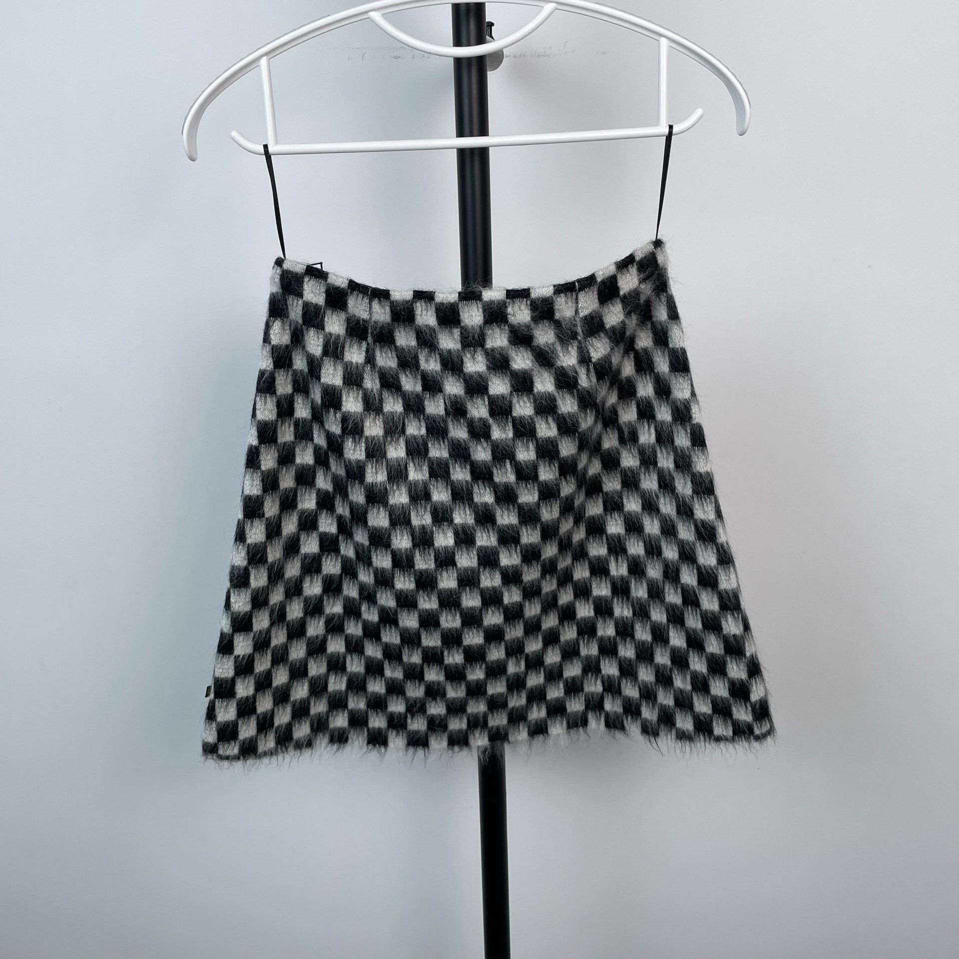 Louis Vuitton Louis Vuitton Black Skirt S Women Size 26" / US 2 / IT 38 - 2 Thumbnail