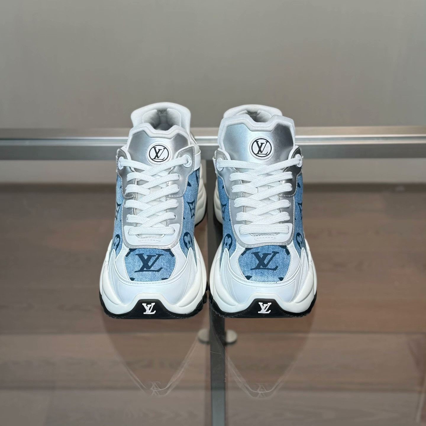 Louis Vuitton Louis Vuitton Blue Lowtop Sneakers 36 Men Size US 5 / EU 37 - 2 Thumbnail