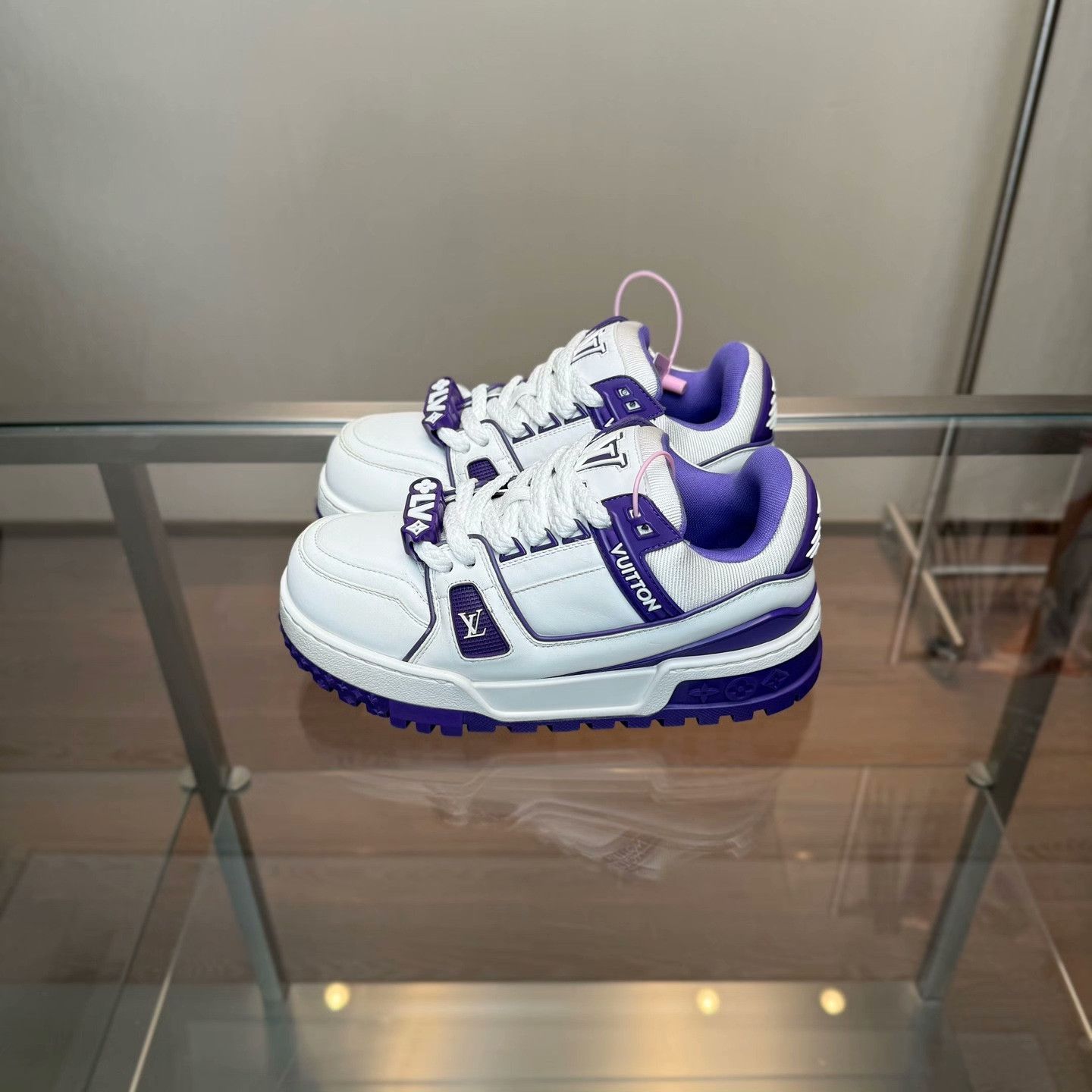 Louis Vuitton Louis Vuitton Training White Lowtop Sneakers 37 Women Size US 6.5 / IT 36.5 - 5 Thumbnail