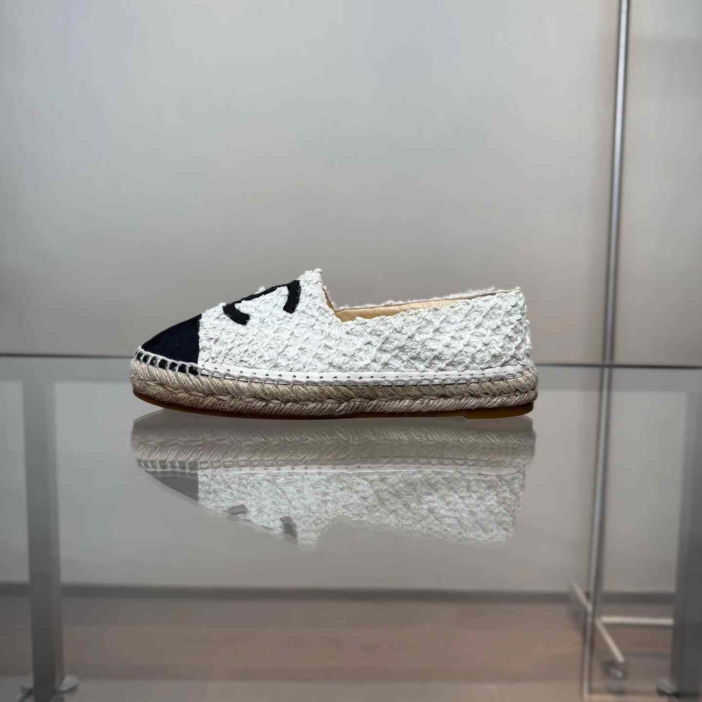 Chanel Chanel Black Lowtop Sneakers 39 Women Size US 8.5 / IT 38.5 - 3 Thumbnail