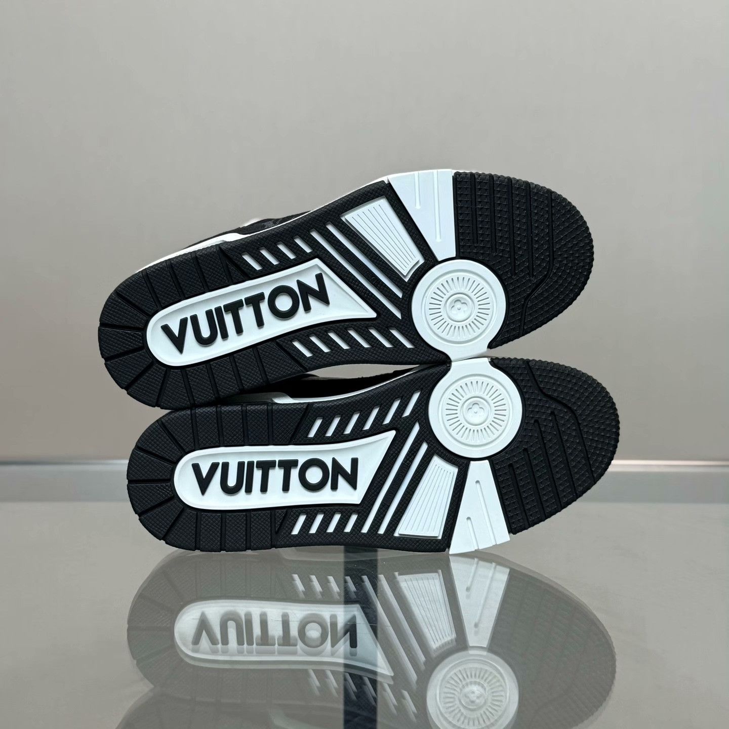 Louis Vuitton Louis Vuitton Training Black Lowtop Sneakers 36 Women Size US 6 / IT 36 - 7 Thumbnail