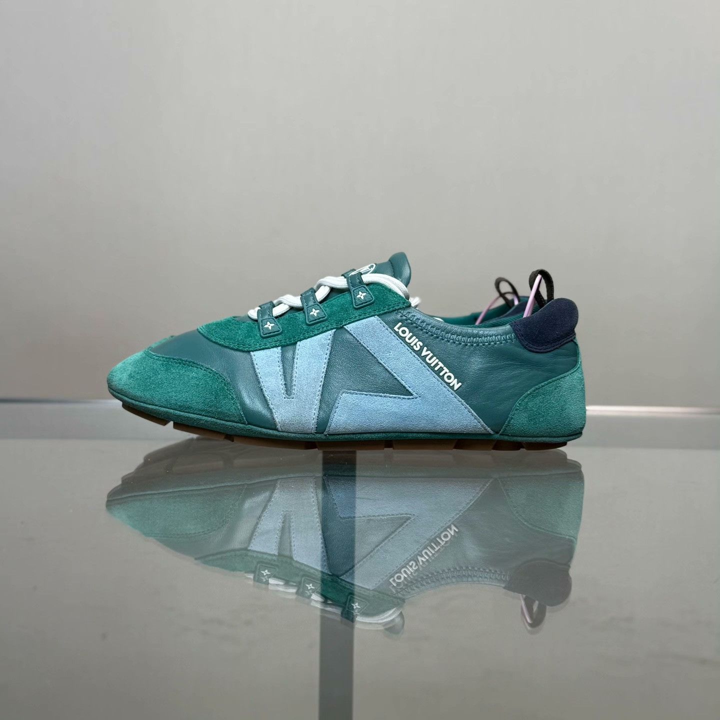 Louis Vuitton Louis Vuitton Green Lowtop Sneakers 38 Women Size US 7.5 / IT 37.5 - 5 Thumbnail