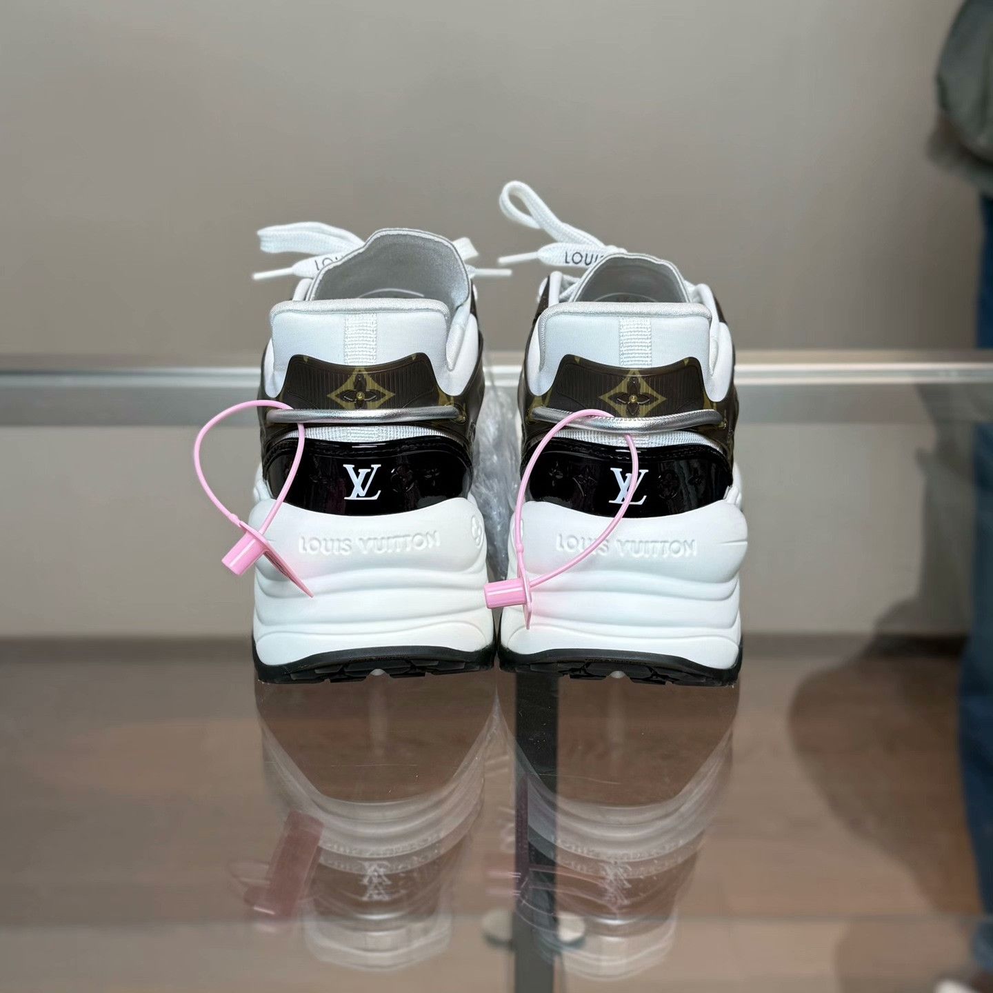 Louis Vuitton Louis Vuitton Lowtop Sneakers 36 Women Size US 6 / IT 36 - 4 Thumbnail