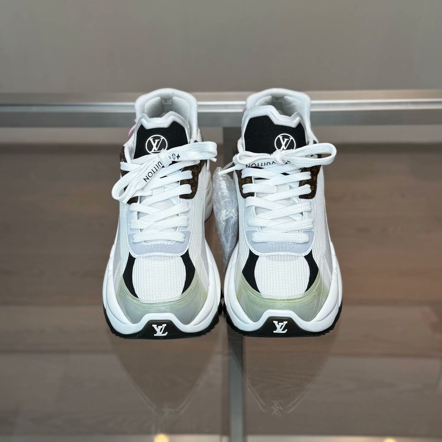 Louis Vuitton Louis Vuitton Lowtop Sneakers 36 Women Size US 6 / IT 36 - 2 Thumbnail