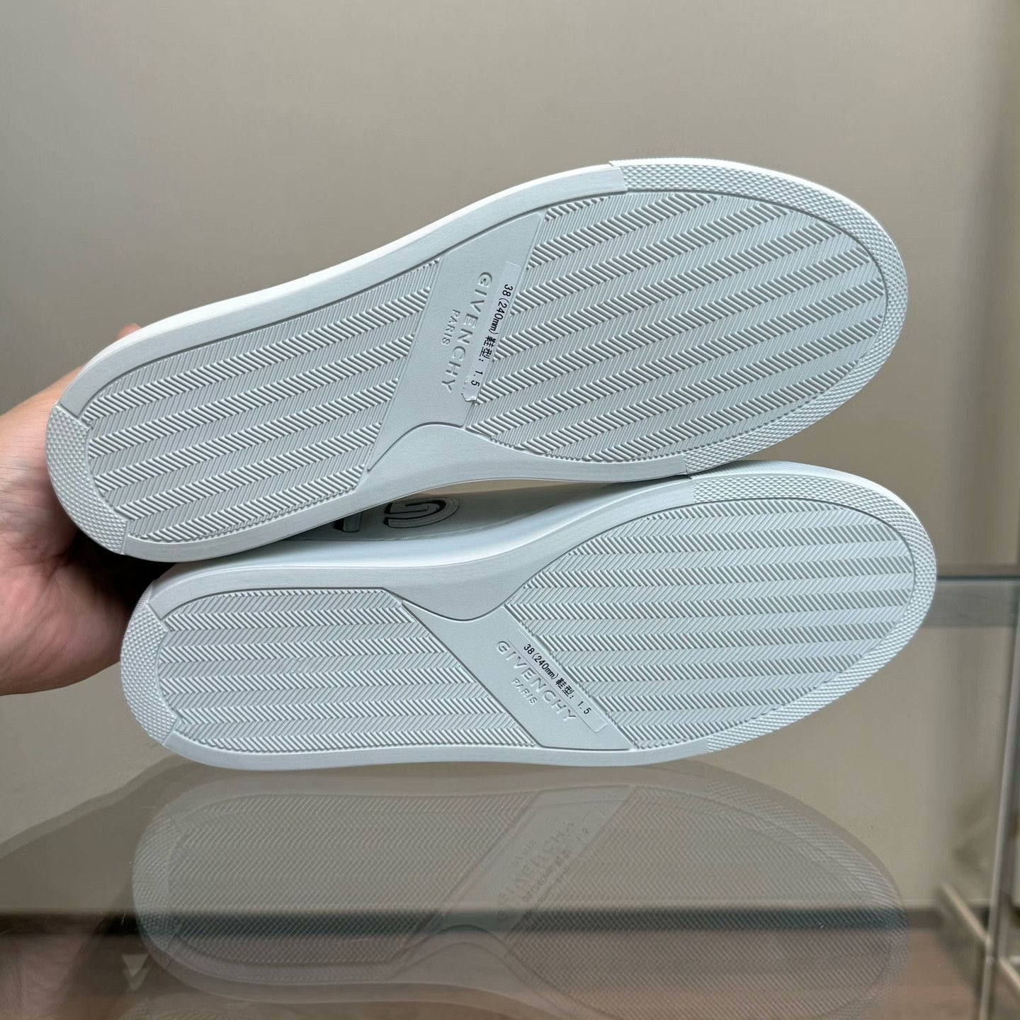 Givenchy Givenchy Retro White Lowtop Sneakers 37 Women Size US 6.5 / IT 36.5 - 7 Thumbnail