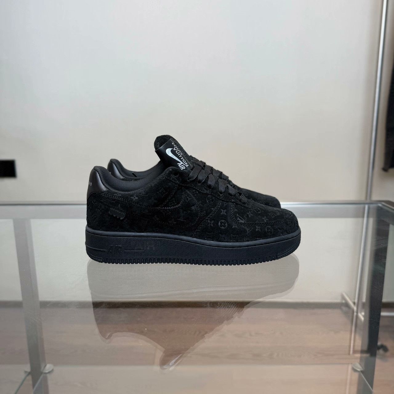 Louis Vuitton × Nike Nike x Louis Vuitton Black Designer Size US 6.5 / EU 39-40 - 2 Thumbnail