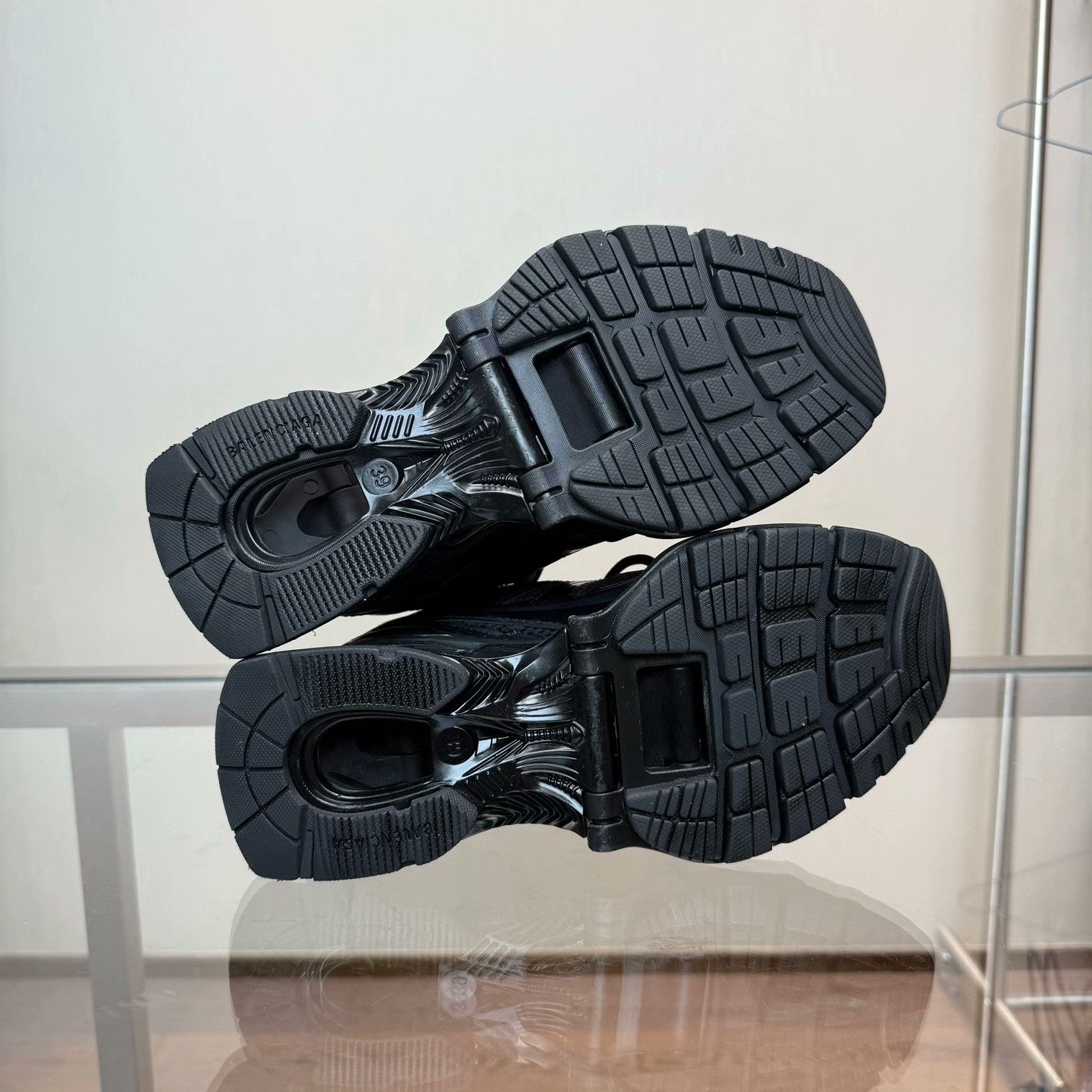 Balenciaga Balenciaga Distressed Black Lowtop Sneakers 39 Men Size US 6.5 / EU 39-40 - 7 Thumbnail