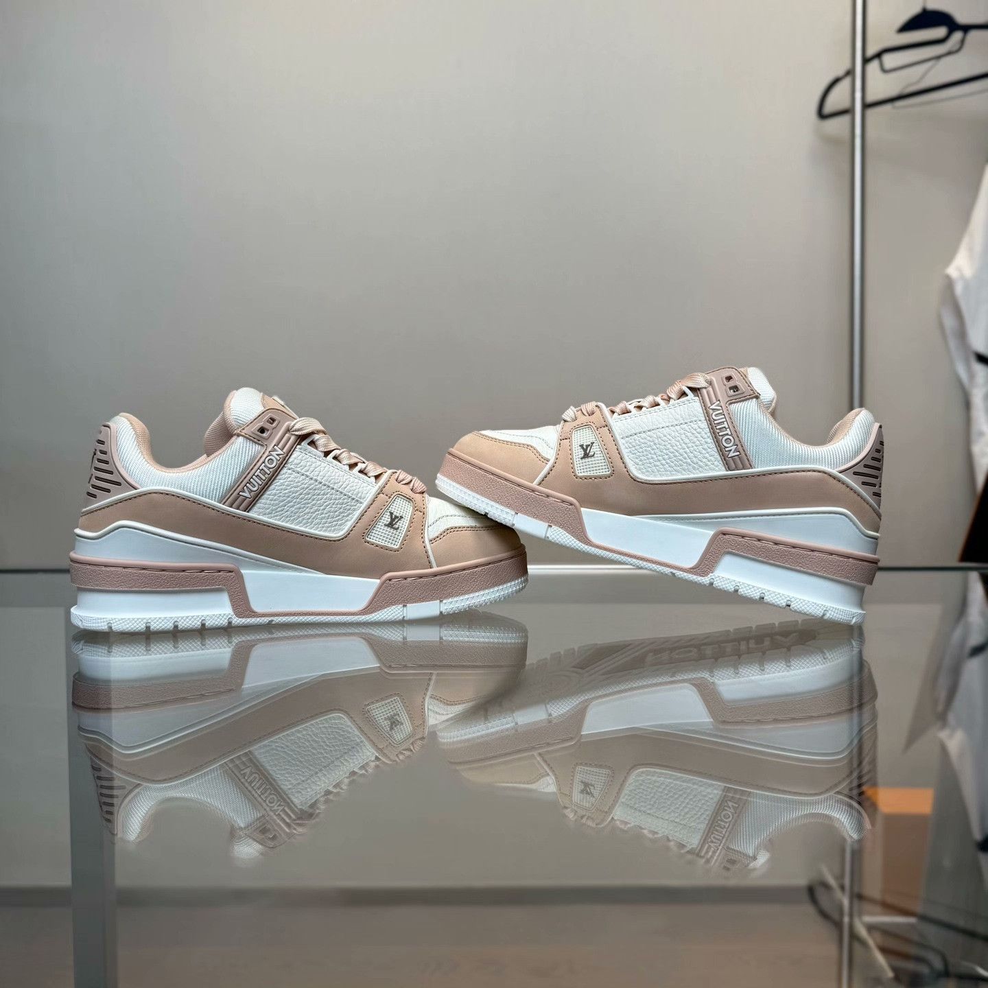 Louis Vuitton Louis Vuitton Training Pink Lowtop Sneakers 35 Women Size US 5 / IT 35 - 6 Thumbnail