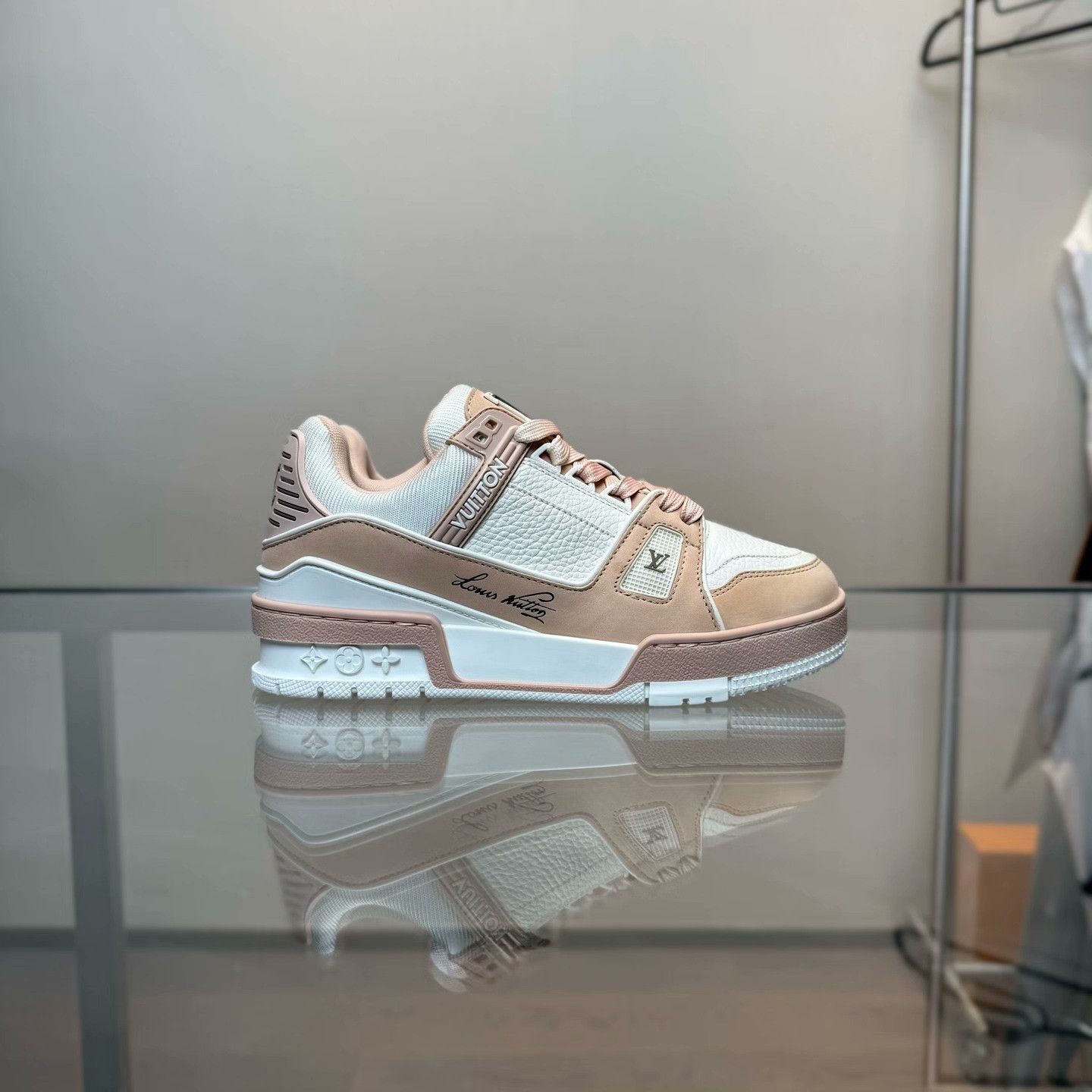 Louis Vuitton Louis Vuitton Training Pink Lowtop Sneakers 35 Women Size US 5 / IT 35 - 4 Thumbnail