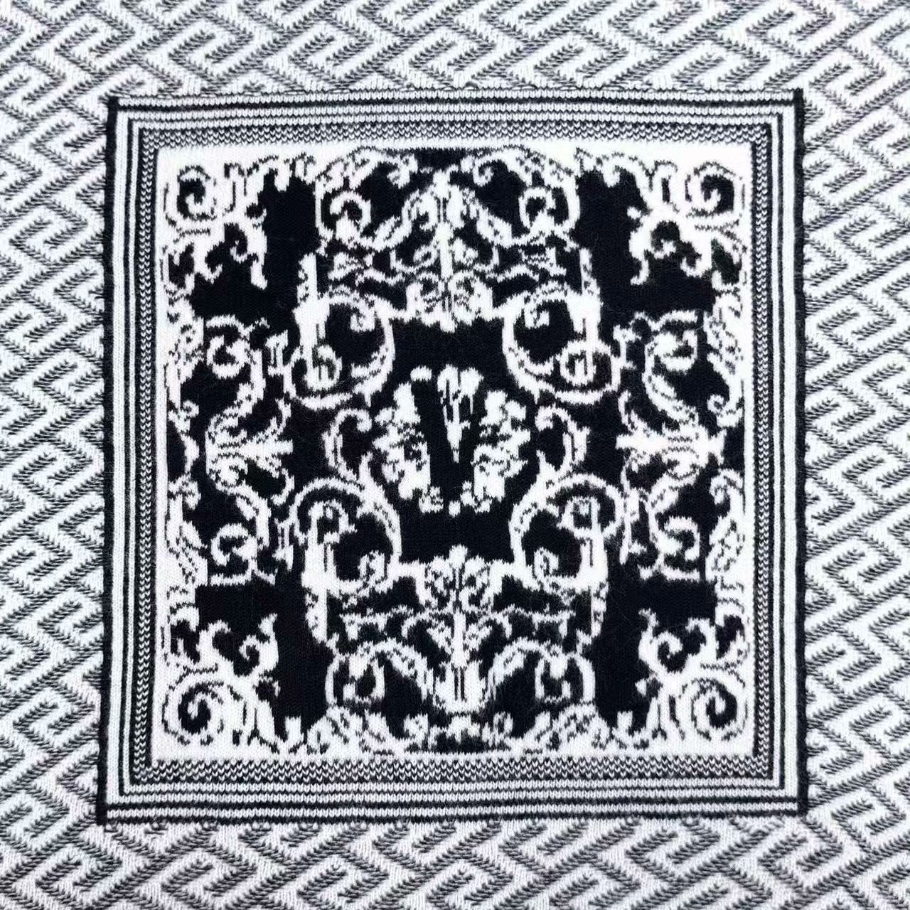Versace Versace Retro Black Sweater 48 Women Size XL / US 12-14 / IT 48-50 - 4 Thumbnail