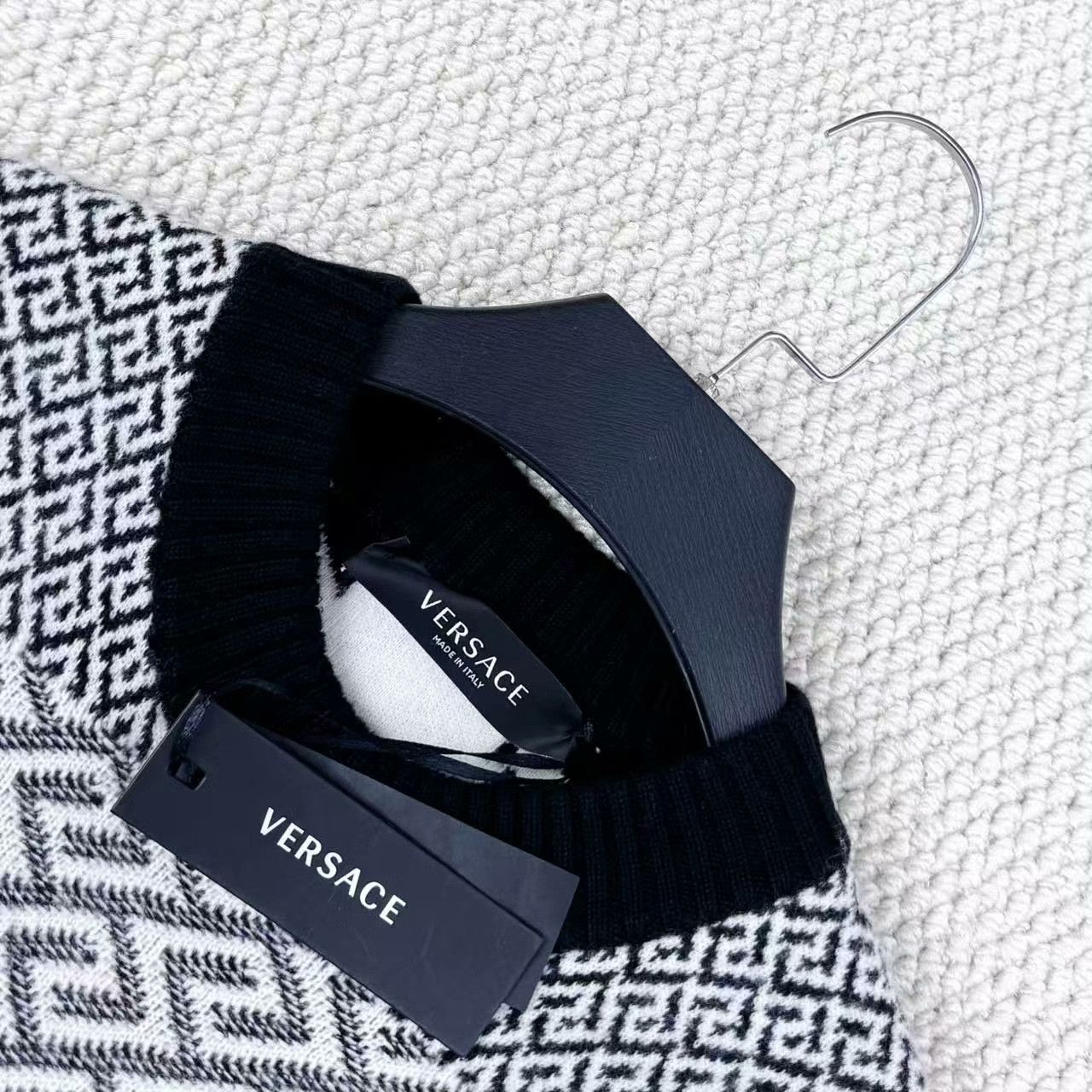 Versace Versace Retro Black Sweater 48 Women Size XL / US 12-14 / IT 48-50 - 3 Thumbnail