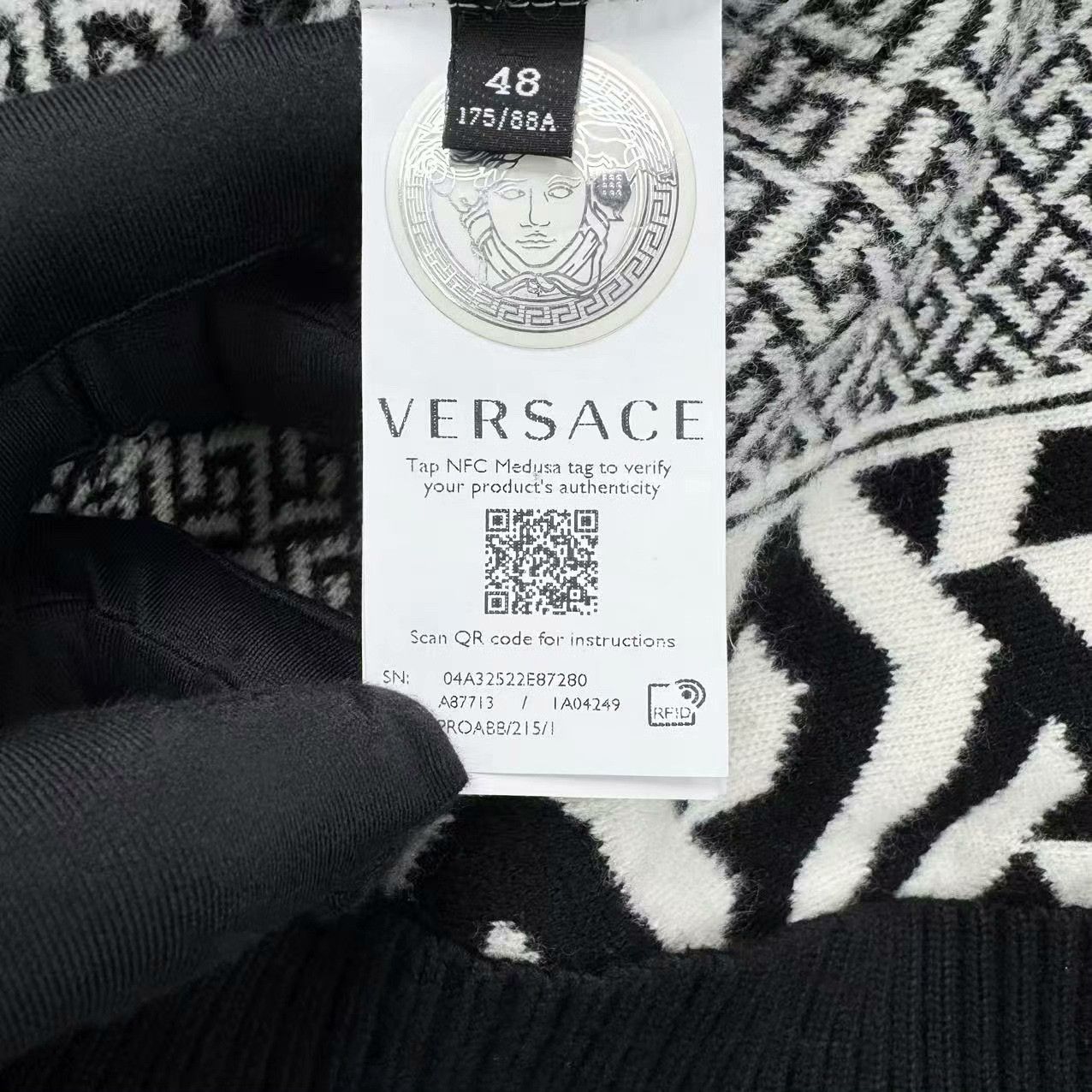 Versace Versace Retro Black Sweater 48 Women Size XL / US 12-14 / IT 48-50 - 5 Thumbnail