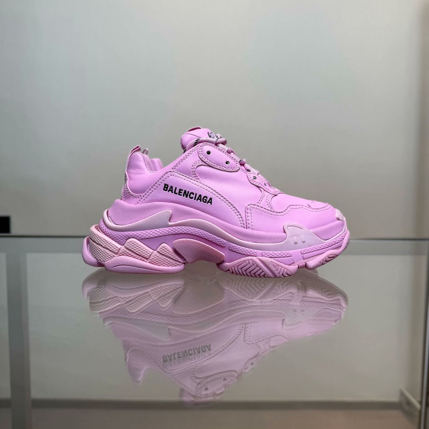 Balenciaga Balenciaga Pink Lowtop Sneakers 35 Women Size US 5 / IT 35 - 2 Thumbnail
