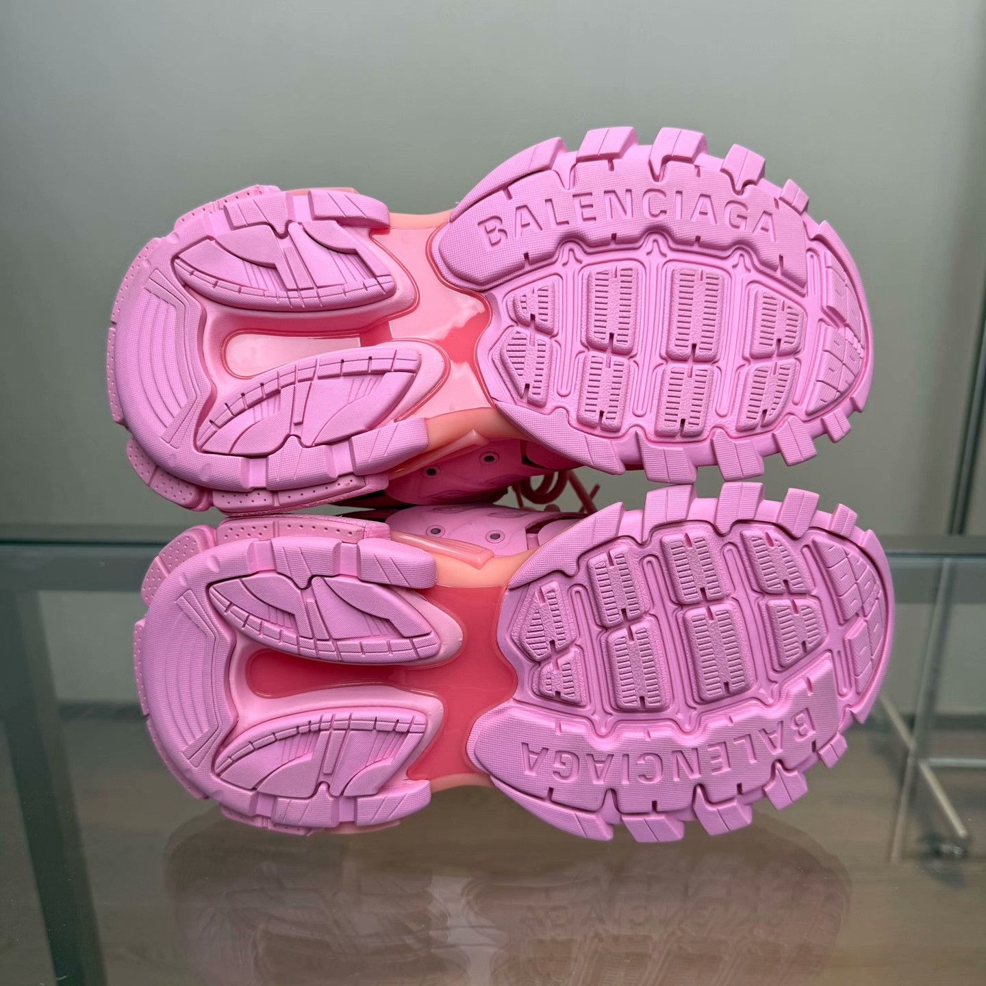 Balenciaga Balenciaga Pink Lowtop Sneakers 35 Women Size US 5 / IT 35 - 7 Thumbnail