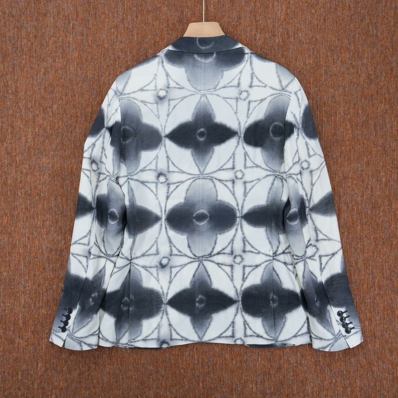 Louis Vuitton Louis Vuitton Floral Black Suit 23 Men Size 40R - 2 Thumbnail