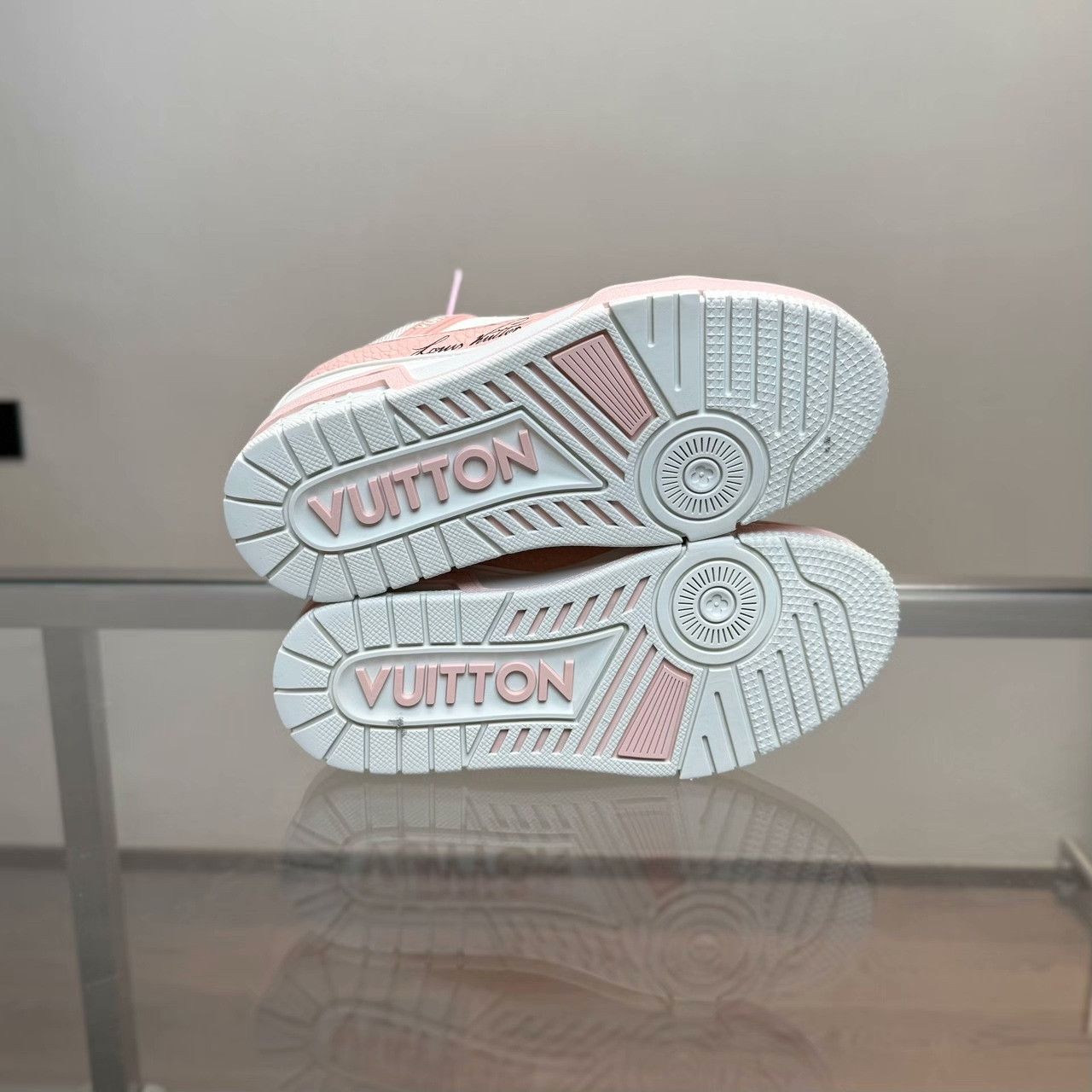 Louis Vuitton Louis Vuitton Training Pink Lowtop Sneakers 35 Women Size US 5 / IT 35 - 6 Thumbnail
