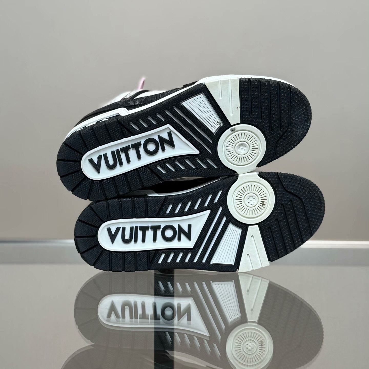 Louis Vuitton Louis Vuitton Training Black Lowtop Sneakers 36 Women Size US 6 / IT 36 - 7 Thumbnail
