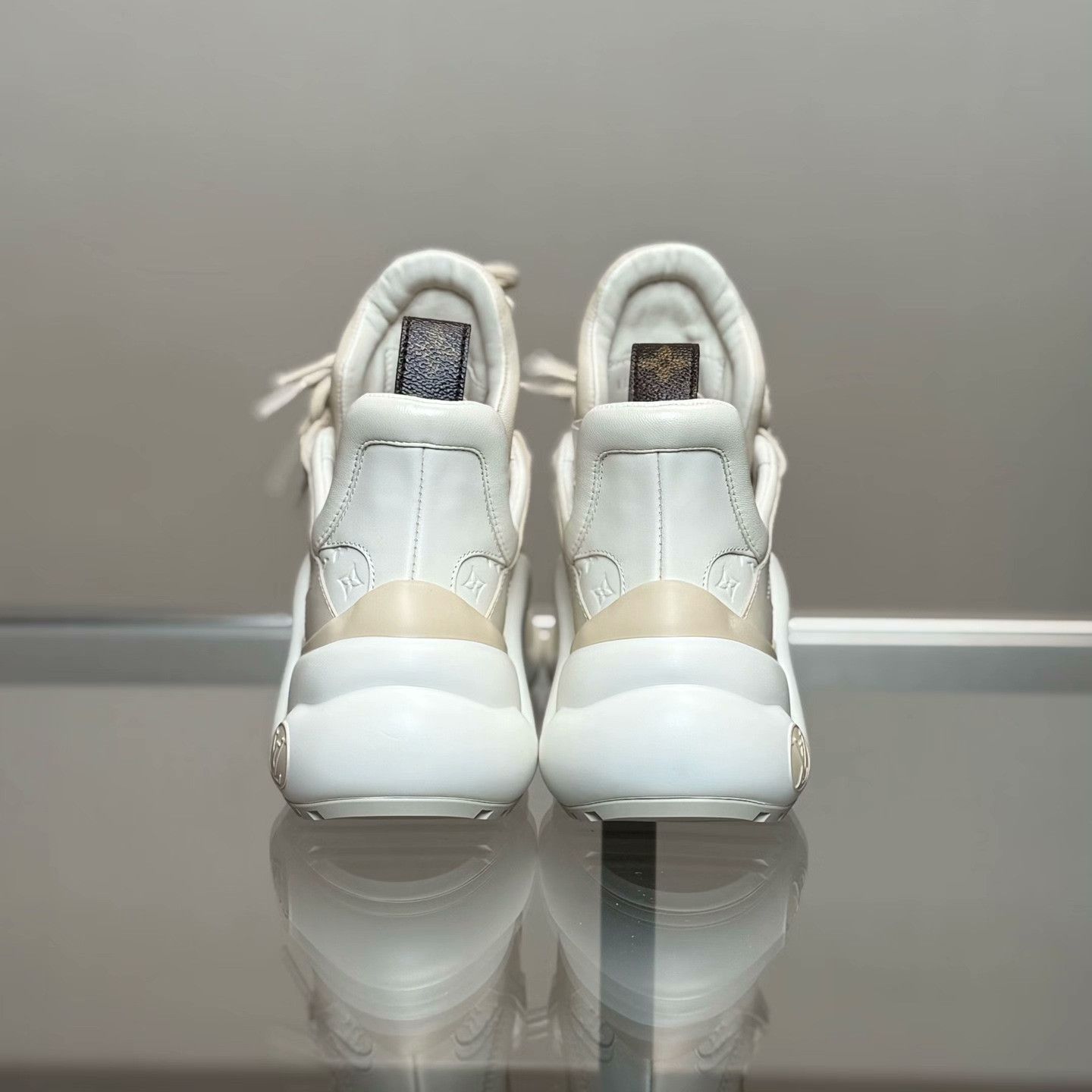 Louis Vuitton Louis Vuitton Beige Lowtop Sneakers 24 Women Size US 8 / IT 38 - 3 Thumbnail