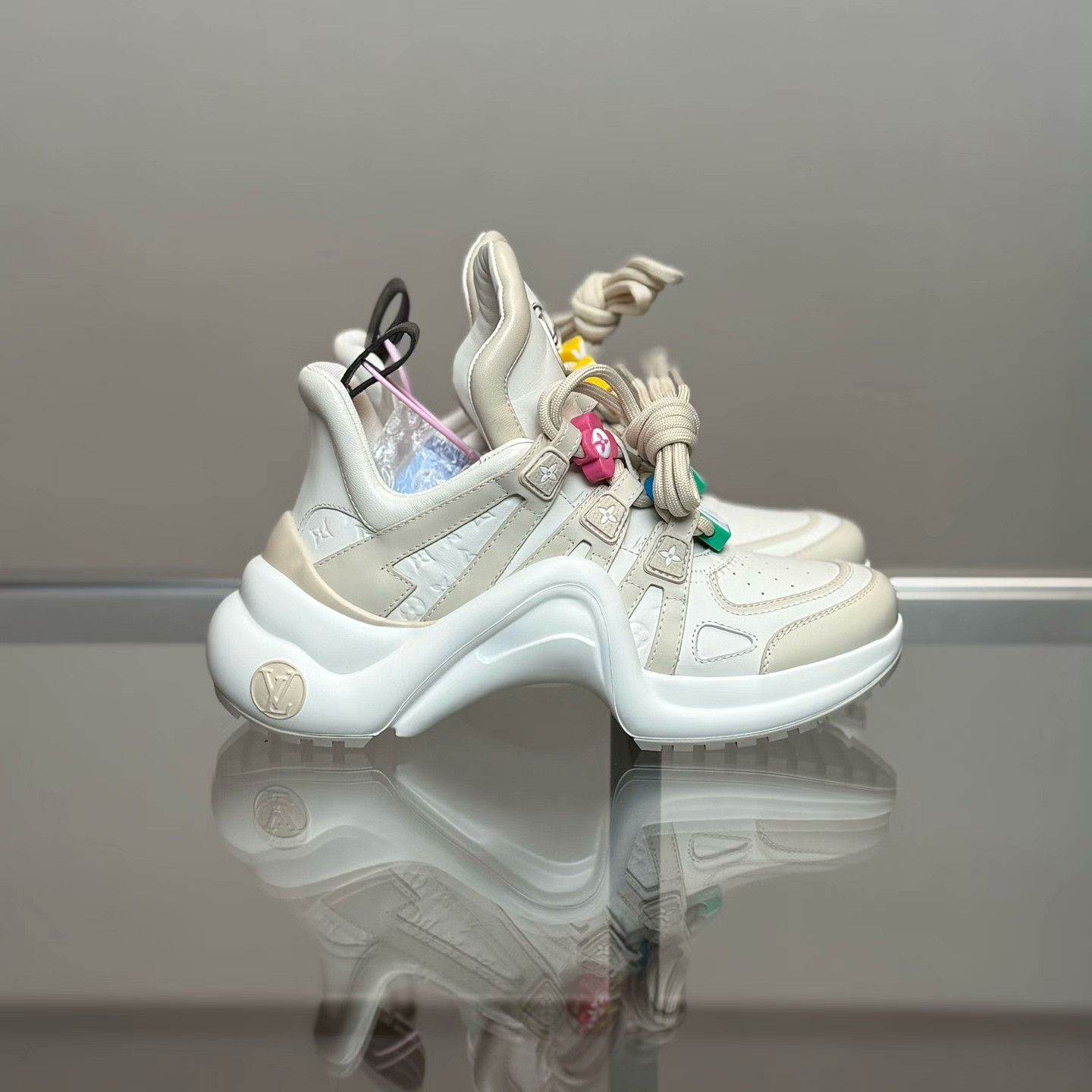 Louis Vuitton Louis Vuitton Beige Lowtop Sneakers 24 Women Size US 8 / IT 38 - 2 Thumbnail