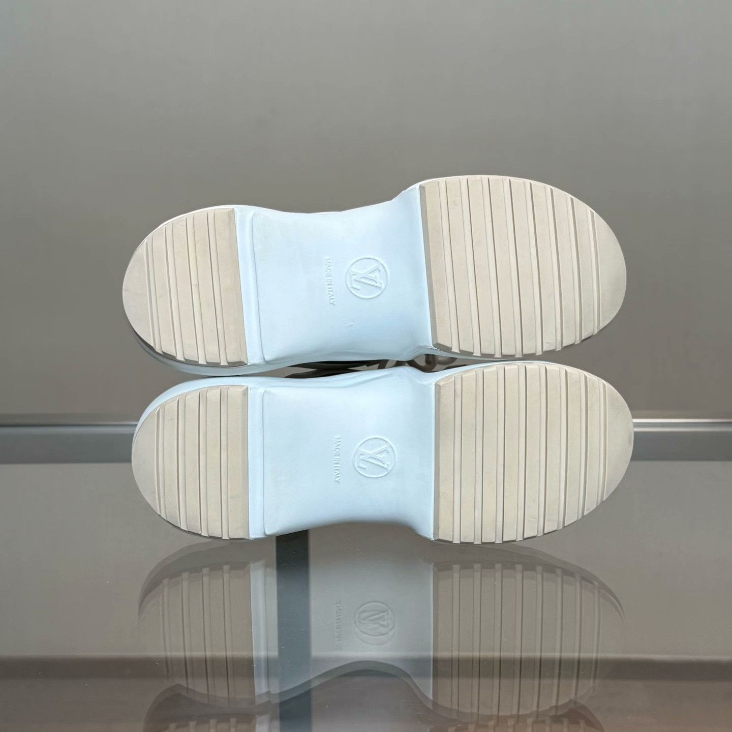 Louis Vuitton Louis Vuitton White Lowtop Sneakers 37 Women Size US 6.5 / IT 36.5 - 7 Thumbnail