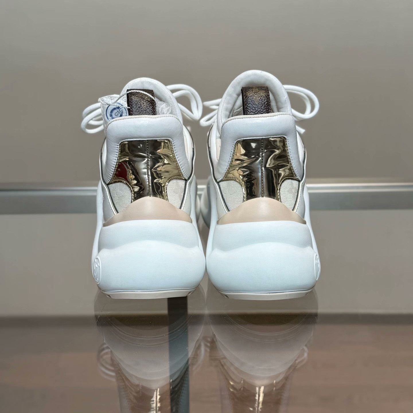 Louis Vuitton Louis Vuitton White Lowtop Sneakers 37 Women Size US 6.5 / IT 36.5 - 4 Thumbnail