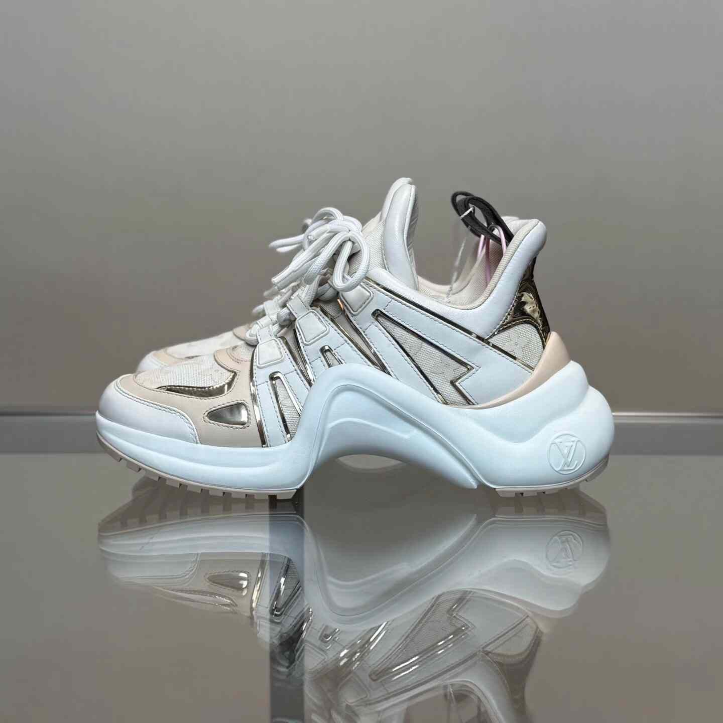 Louis Vuitton Louis Vuitton White Lowtop Sneakers 37 Women Size US 6.5 / IT 36.5 - 5 Thumbnail