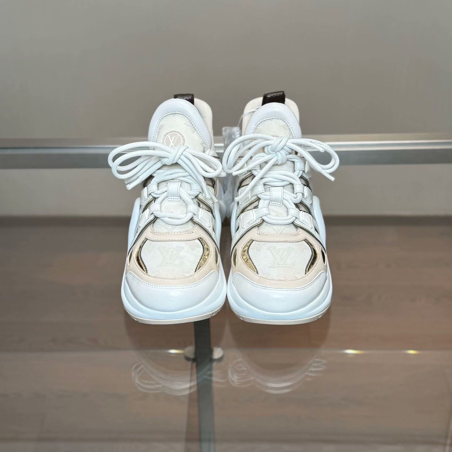 Louis Vuitton Louis Vuitton White Lowtop Sneakers 37 Women Size US 6.5 / IT 36.5 - 2 Thumbnail