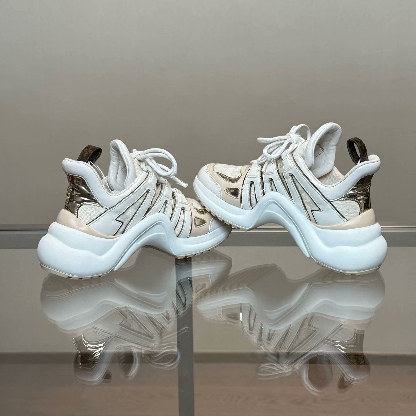Louis Vuitton Louis Vuitton White Lowtop Sneakers 37 Women Size US 6.5 / IT 36.5 - 6 Thumbnail