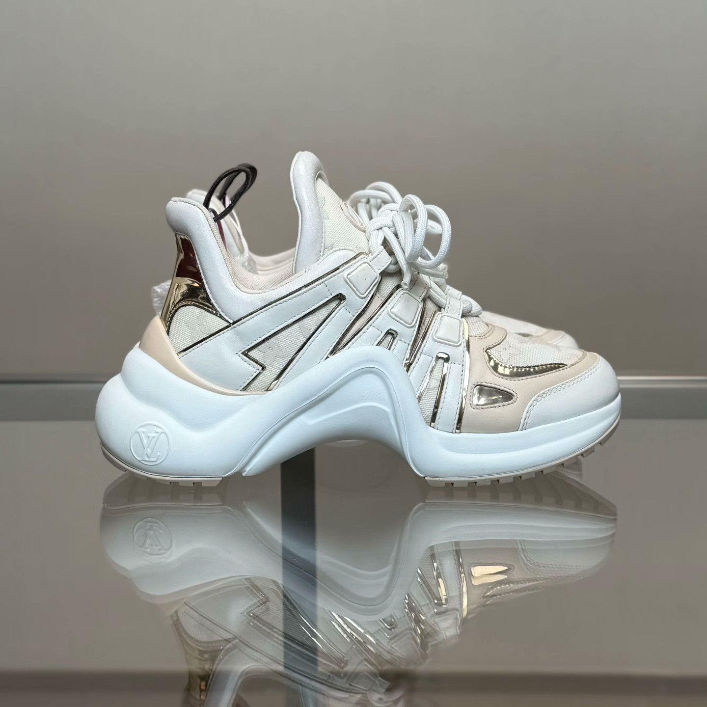 Louis Vuitton Louis Vuitton White Lowtop Sneakers 37 Women Size US 6.5 / IT 36.5 - 3 Thumbnail