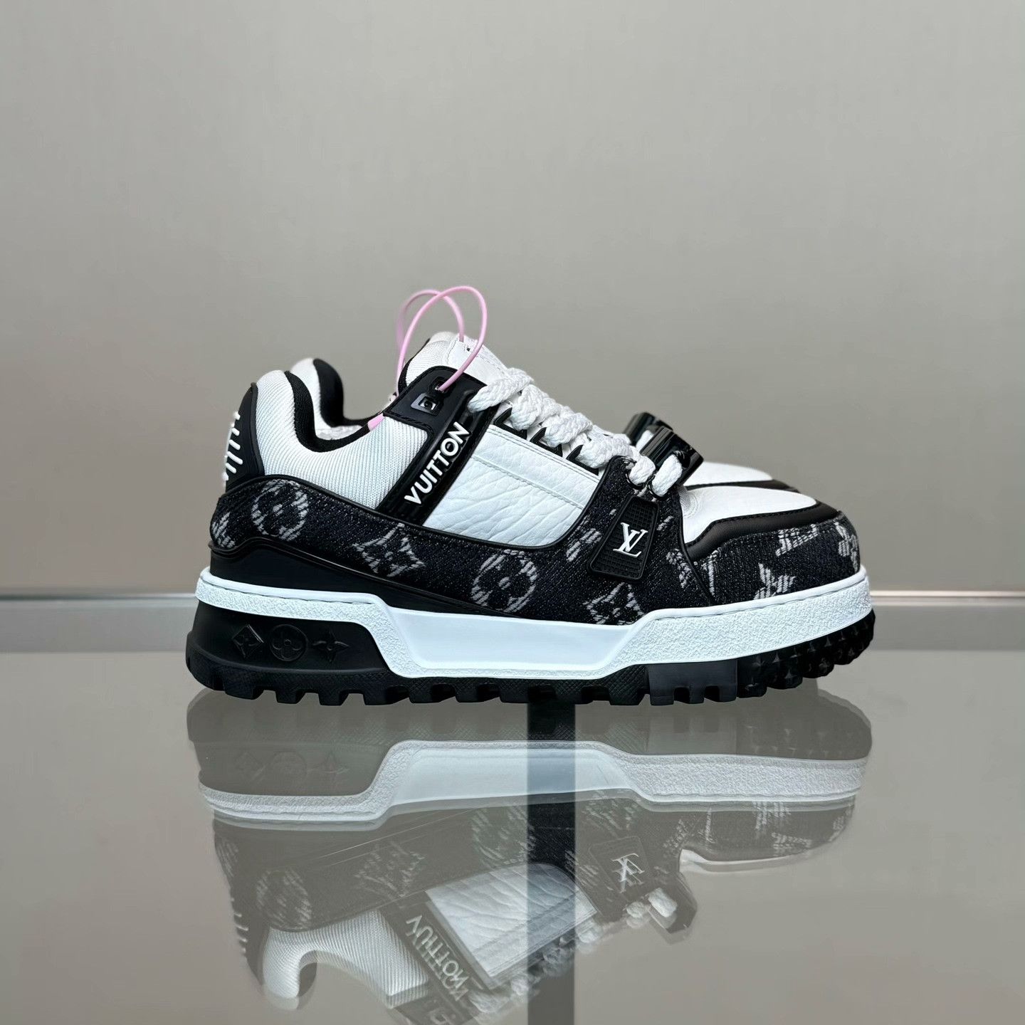 Louis Vuitton Louis Vuitton Training Black Lowtop Sneakers 37 Women Size US 6.5 / IT 36.5 - 3 Thumbnail