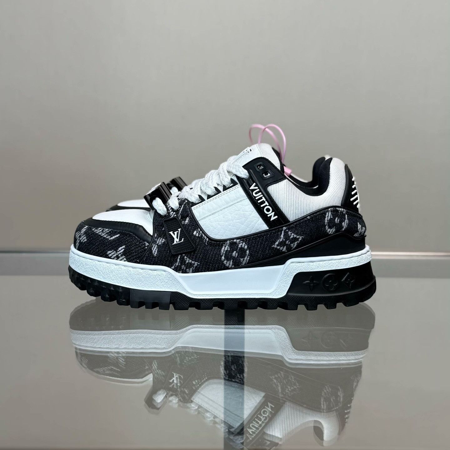Louis Vuitton Louis Vuitton Training Black Lowtop Sneakers 37 Women Size US 6.5 / IT 36.5 - 5 Thumbnail
