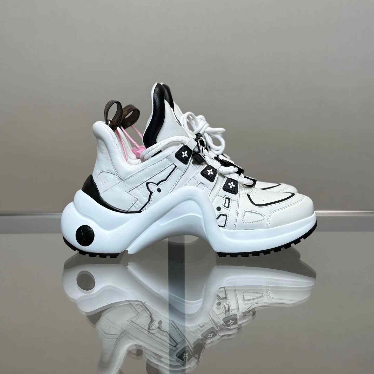 Louis Vuitton Louis Vuitton Black Lowtop Sneakers 25 Women Size US 8 / IT 38 - 3 Thumbnail