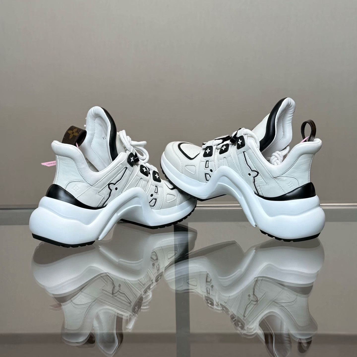 Louis Vuitton Louis Vuitton Black Lowtop Sneakers 25 Women Size US 8 / IT 38 - 6 Thumbnail