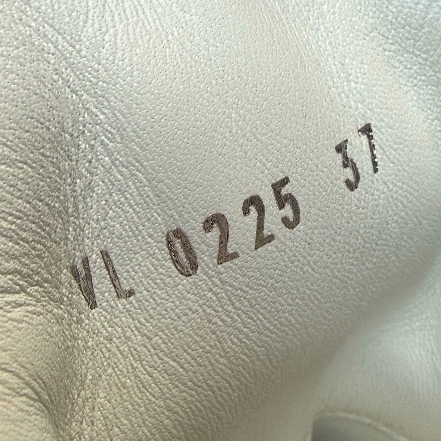 Louis Vuitton Louis Vuitton Black Lowtop Sneakers 25 Women Size US 8 / IT 38 - 8 Thumbnail